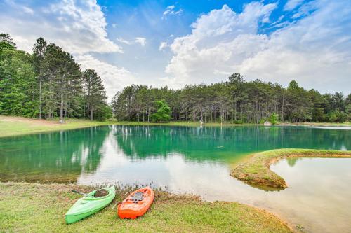 Cozy Alabama Retreat with Hot Tub, Near Ruby Falls!