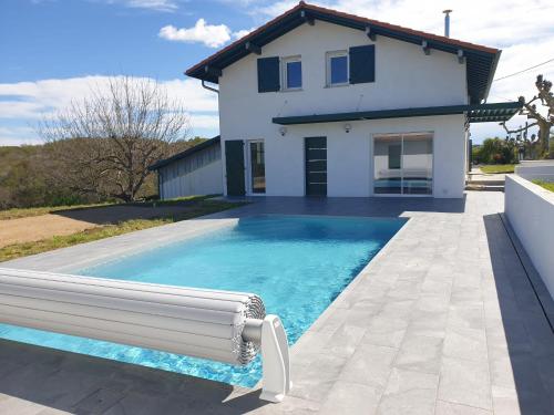 Villa lumineuse 2 chambres avec piscine sur Briscous - Location saisonnière - Briscous