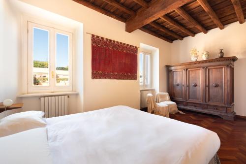 Trevi Comfortable Apartment with Terrace | Romeloft, Roma