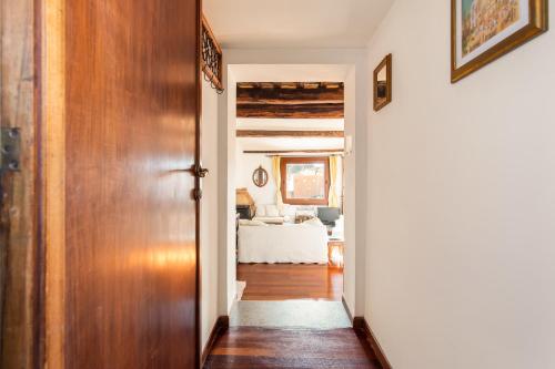 Piazza Mattei Terrace Apartment | Romeloft - image 8