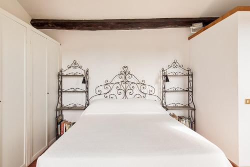 Piazza Mattei Terrace Apartment | Romeloft - image 14