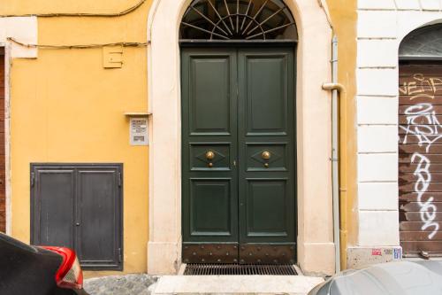 Piazza Mattei Terrace Apartment | Romeloft - image 13