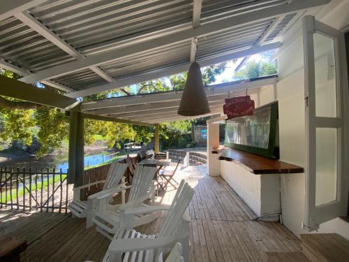 المرافق, The Riverdeck Accommodation and Backpackers in جوكاما