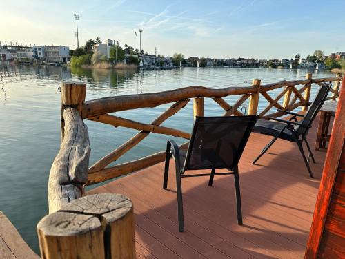 Tahiti sunshine - Chatka na vode