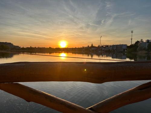 Tahiti sunshine - Chatka na vode