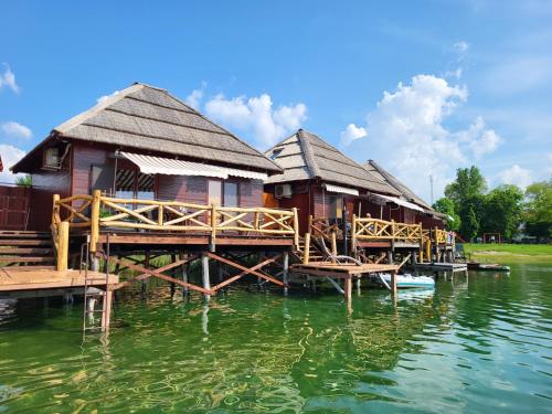 Tahiti sunshine - Chatka na vode