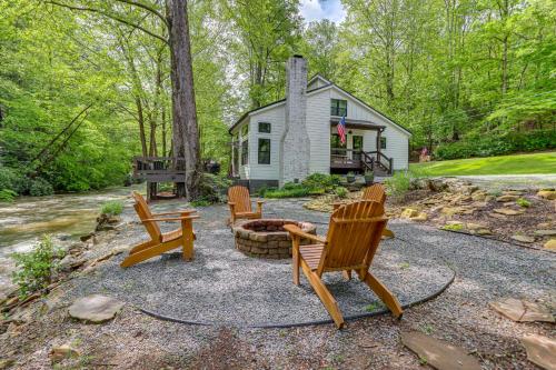 Deck and Fire Pit Bliss Mountaintown Creek Cottage! in Ellijay, USA