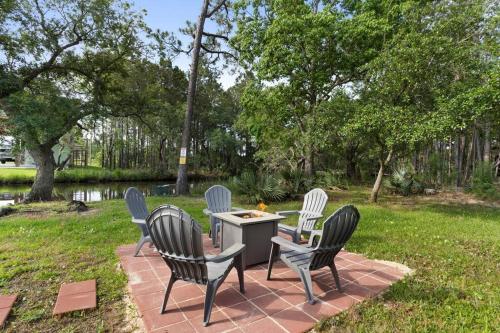 Waterfront Home Game Room Ping Pong Outdoor Bar Area in Shoreline Park, USA