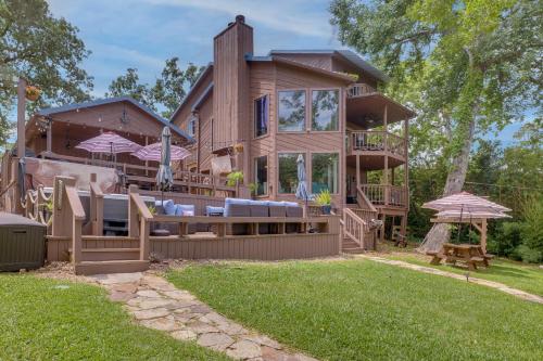 Beautiful Lakehouse Hot Tub, Gameroom and 10 Kayaks in Blanchard, USA