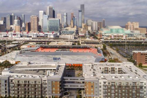 U1 Penthouse Downtown Houston 1BR 1BTH apt Book Now!! - Tap to explore photos