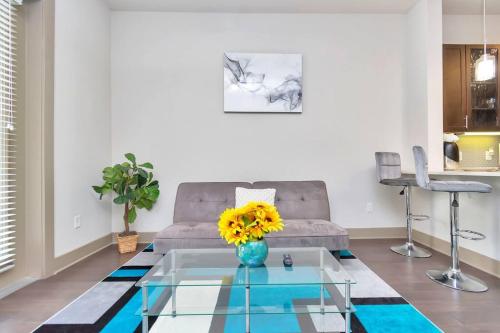 U1 Penthouse Downtown Houston 1BR 1BTH apt Book Now!! - Tap to explore photos