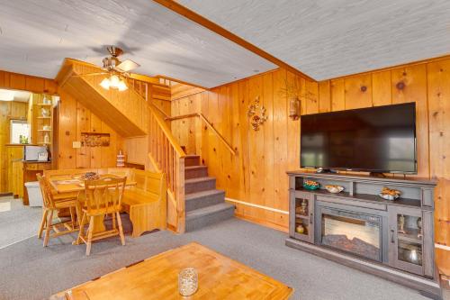 Cozy Wisconsin Cabin Walk to Beach and Boat Ramp! in McGregor, USA