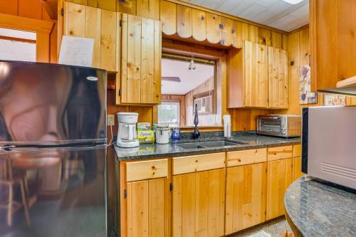 Cozy Wisconsin Cabin Walk to Beach and Boat Ramp! in McGregor, USA