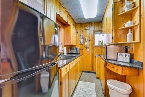 Cozy Wisconsin Cabin Walk to Beach and Boat Ramp! in McGregor, USA