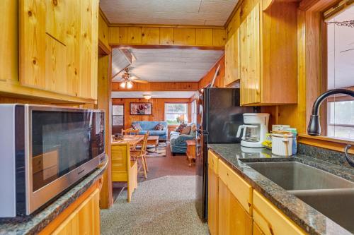 Cozy Wisconsin Cabin Walk to Beach and Boat Ramp! in McGregor, USA
