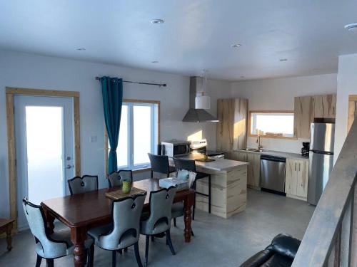 virtuve, Chalet Mont Édouard de 4 unités (Chalet Mont Edouard de 4 unites) in Lensendžīna (QC)