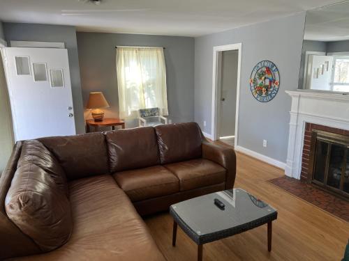 Tri-Level home - 5 BR 2 BA - Extended Stays, Wi-Fi home in Norfolk, USA