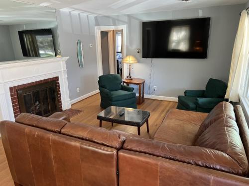 Tri-Level home - 5 BR 2 BA - Extended Stays, Wi-Fi home in Norfolk, USA