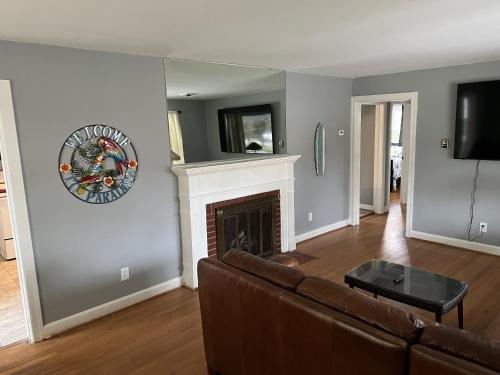 Tri-Level home - 5 BR 2 BA - Extended Stays, Wi-Fi home in Norfolk, USA