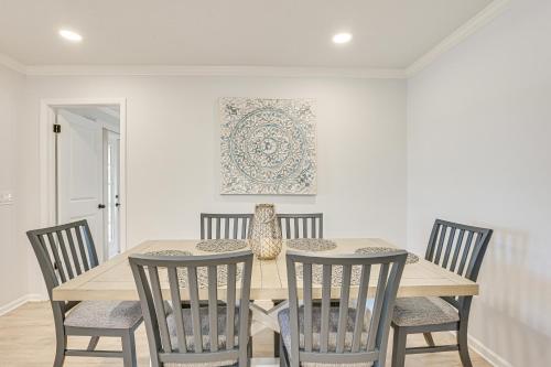 Spring Hill Home with Pool, BBQ Grill and Outdoor TV! in Spring Hill, USA