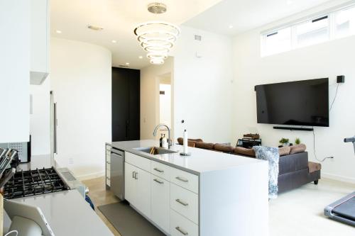 2BR Austin Oasis: Downtown Views + EV Charging in Austin, USA