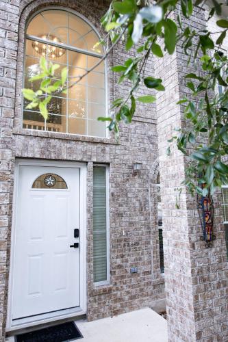 5BR Spacious Modern Luxury Home + Garage in Austin, USA