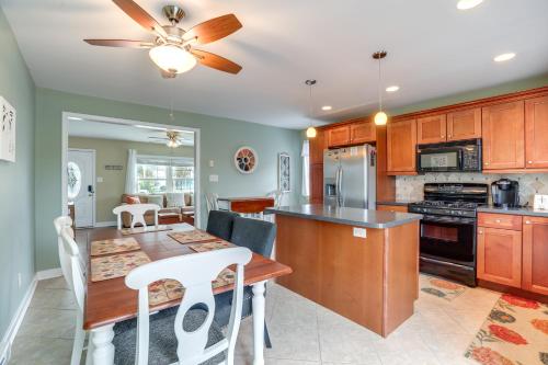 Villas Hideaway with Deck, Walk to Bay Beach! in Rio Grande, USA