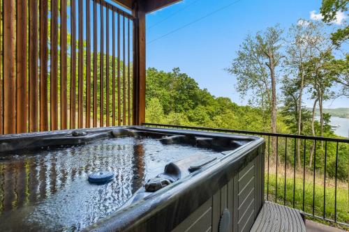 Roadrunner Inn and Log Cabins in Lost Bridge Village (AR)