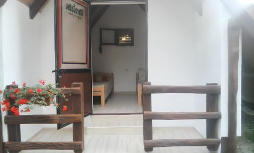 One bedroom bungalow with enclosed garden and wifi at Kutina 1 km away from the beach