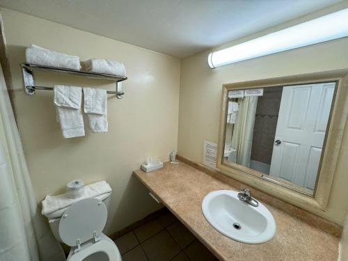 Big Chile Inn & Suites - image 4