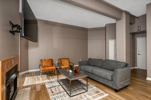 2 bath Prkg+Gym+Sauna Perk Plaza +30 Day in Cleveland, USA