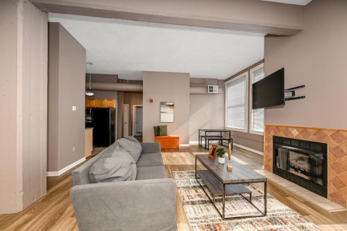 2 bath Prkg+Gym+Sauna Perk Plaza +30 Day in Cleveland, USA