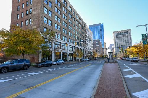 2 bath Prkg+Gym+Sauna Perk Plaza +30 Day in Cleveland, USA