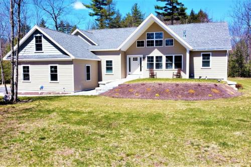 Gorgeous Conway Home A/C, Hot Tub & Full Game Room in Konveja (NH)