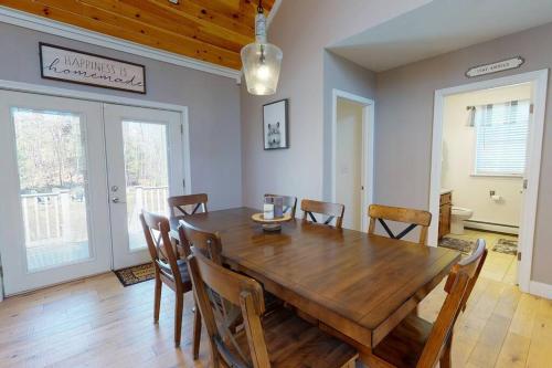 Gorgeous Conway Home A/C, Hot Tub & Full Game Room in Konveja (NH)