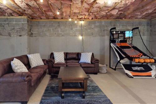 Gorgeous Conway Home A/C, Hot Tub & Full Game Room in Konveja (NH)