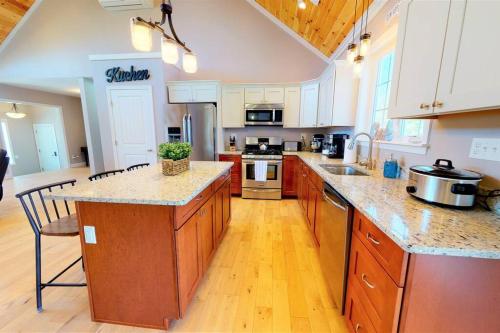 Gorgeous Conway Home A/C, Hot Tub & Full Game Room in Konveja (NH)