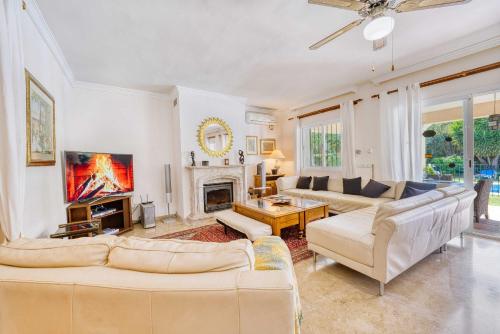 Közös társalgó / TV, 1106 Marbella Large Family Villa in Bel-Air
