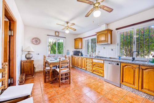 Konyha, 1106 Marbella Large Family Villa in Bel-Air