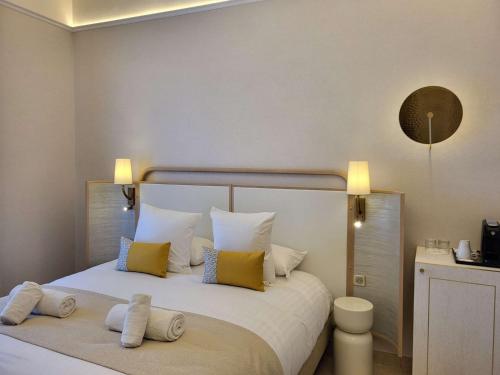 Deluxe Queen Room with Balcony and Sea View