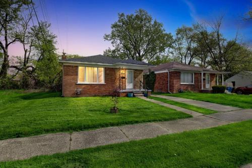 Queen G2 Mansion home in Inkster, USA