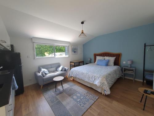 Studio de charme indépendant avec terrasse gîte à louer Les Chéris