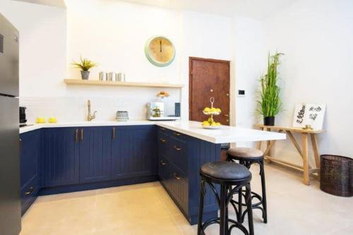 Three Great 2BR Apts only 5' walk to the Beach - image 5
