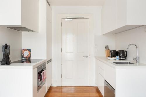 Stunning Studio with Alfresco Terrace near Trains - image 9