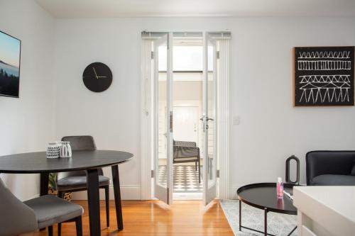 Stunning Studio with Alfresco Terrace near Trains - image 5