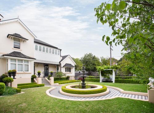 Stunning Studio with Alfresco Terrace near Trains - image 2