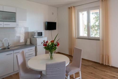 One-Bedroom Apartment with Terrace and Sea View image 3
