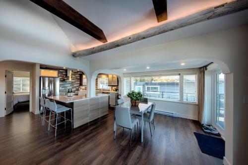 Qualicum Beach Ocean Suites in ควอลิคัม บีช (บริติช โคลัมเบีย)