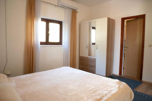 One-Bedroom Apartment with Terrace and Sea View image 6