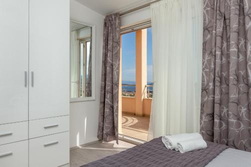 One-Bedroom Apartment with Terrace and Sea View image 10
